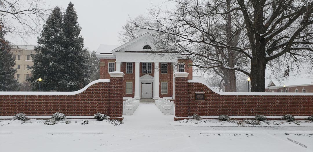 Snow around the historical courthouse Chesterfield